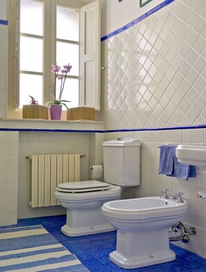 Badkar/dusch, hårtork, bidé och handdukar