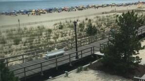 Sur la plage, chaise longue