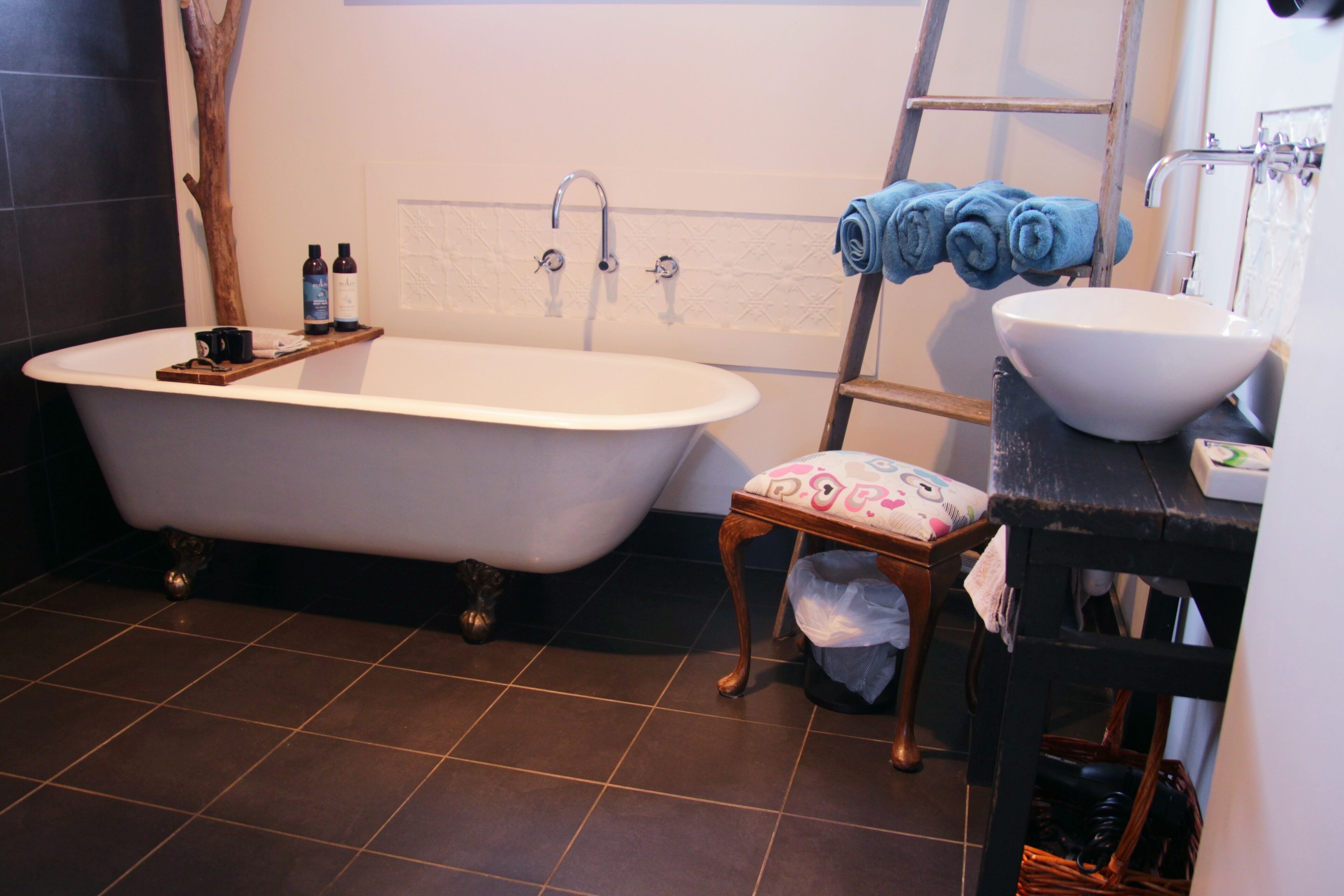 Combinazione doccia/vasca, asciugacapelli, asciugamani, sapone