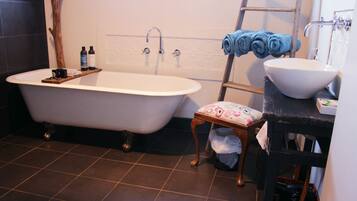 Combinazione doccia/vasca, asciugacapelli, asciugamani, sapone