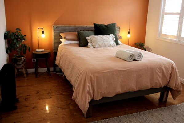 2 bedrooms, iron/ironing board, travel cot, free WiFi