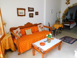 Een televisie en een open haard