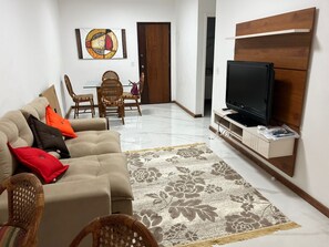 Fernseher, Tischfußball, Tischtennisplatte