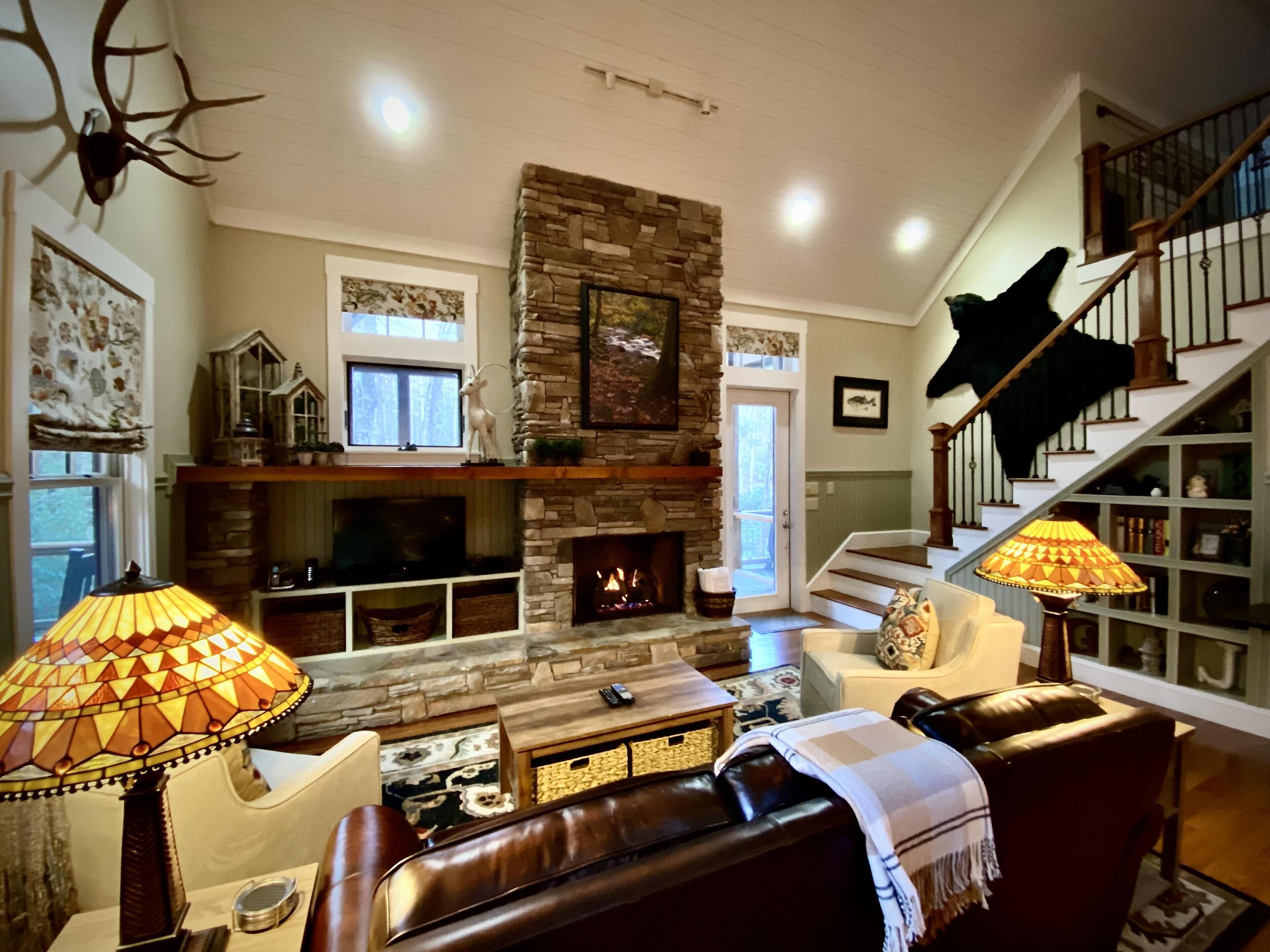 Creekside Luxury/Hot Tub/2 FP's-Lake Access/Wi-Fi