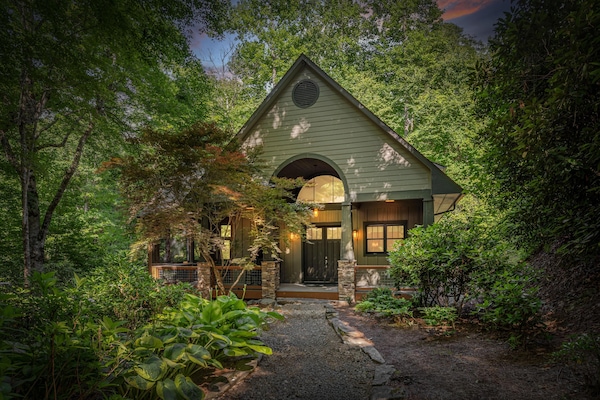 Relax, Star Gaze, and Enjoy Luxury along side Watia Creek
