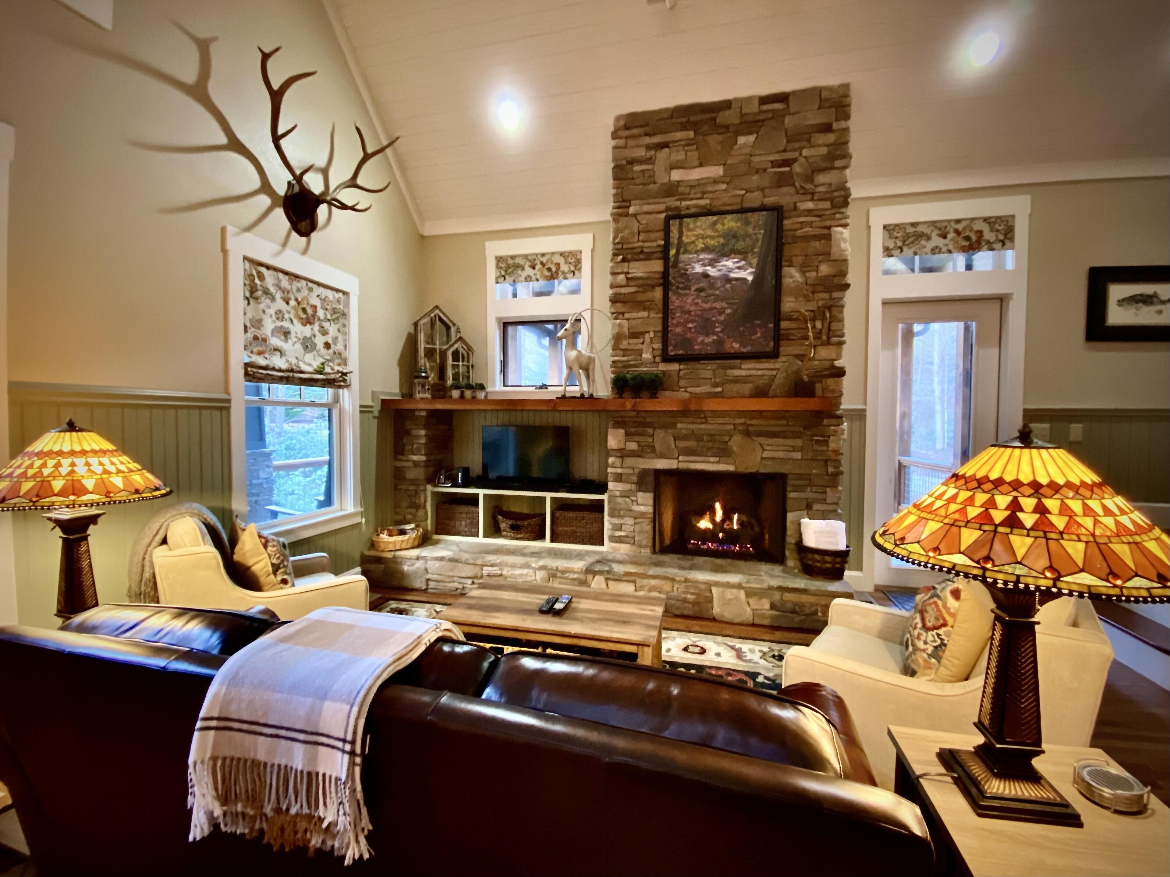 Creekside Luxury/Hot Tub/2 FP's-Lake Access/Wi-Fi