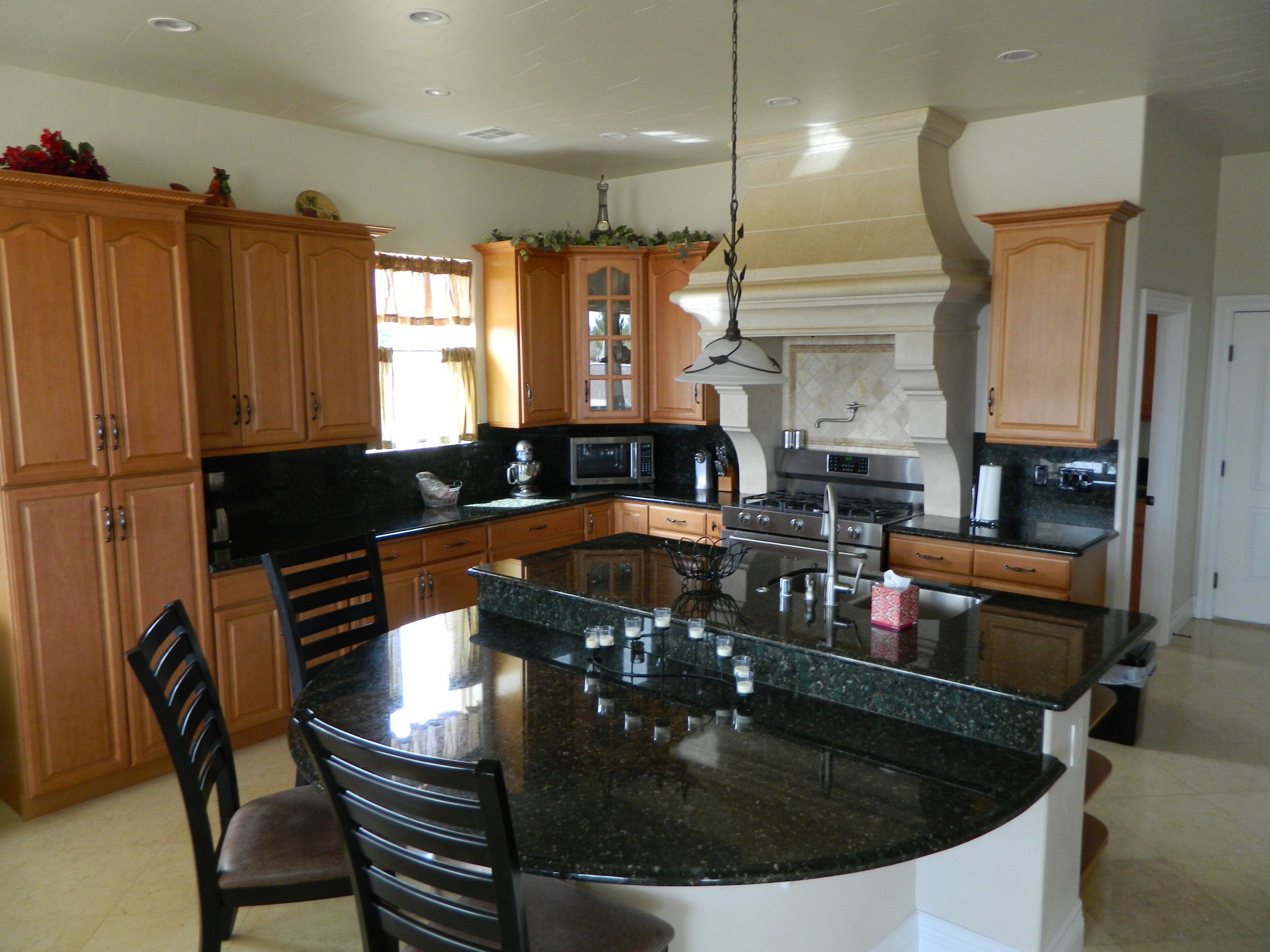 Custom Home fully equipped kitchen / BBQ / Patio / Wifi and much more. 