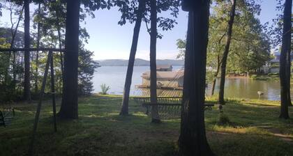 Rustic Mountain Lakefront Cottage