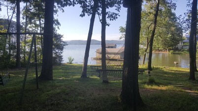 Rustic Mountain Lakefront Cottage 