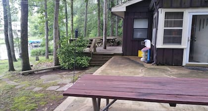 Rustic Mountain Lakefront Cottage