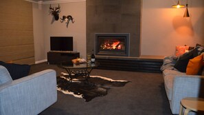 TV, DVD player, books, video library - Beach House on Marlin (Ocean Grove)