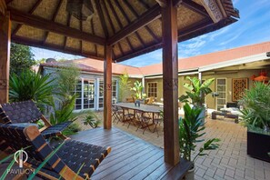 Outdoor dining - Beach House on Marlin (Ocean Grove)
