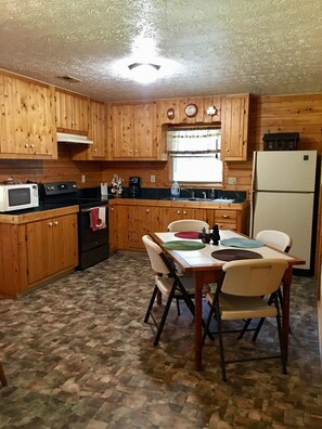 Fridge, microwave, oven, stovetop - Family Friendly Cozy Cabin Located On The Shenandoah River. (Luray)