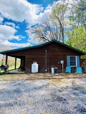 Property grounds - Family Friendly Cozy Cabin Located On The Shenandoah River. (Luray)