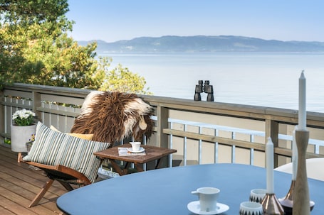 Outdoor dining. House by the sea with amazing view!