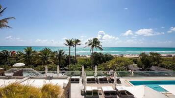 Alberca al aire libre y alberca climatizada