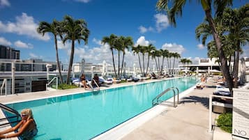 Alberca al aire libre y alberca climatizada