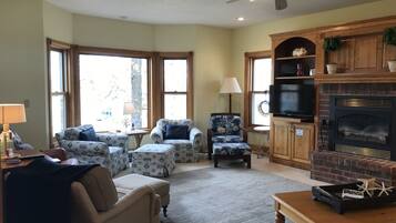 智能電視、壁爐、電子遊戲、DVD 播放機