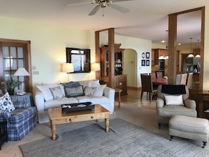 Smart TV, fireplace, video games, DVD player - Perfect Family Getaway - Pontoon, Sandy Beach, Water Trampoline and More! (Alexandria)