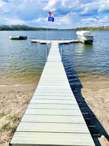 Perfect Family Getaway - Pontoon, Sandy Beach, Water Trampoline and More!