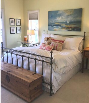 6 bedrooms, desk, iron/ironing board, travel cot - Perfect Family Getaway - Pontoon, Sandy Beach, Water Trampoline and More! (Alexandria)