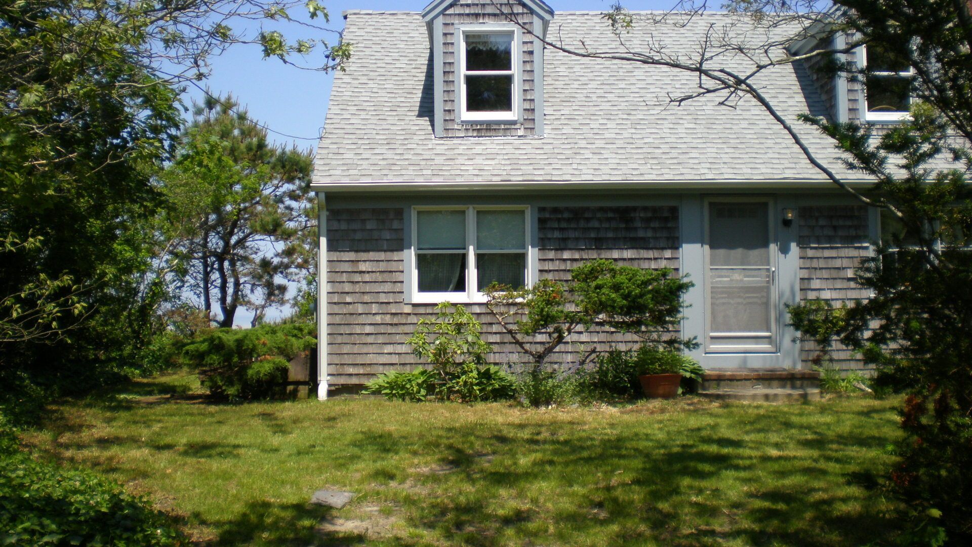 Front of house and drive-up driveway.