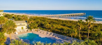 Front beach Isle of Palms sea cabin! Beach views, excellent location, well kept.