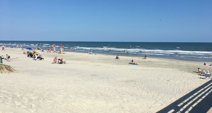 Front beach Isle of Palms sea cabin! Beach views, excellent location, well kept.