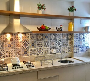 Kjøleskap, mikrobølgeovn, ovn og kokeplater