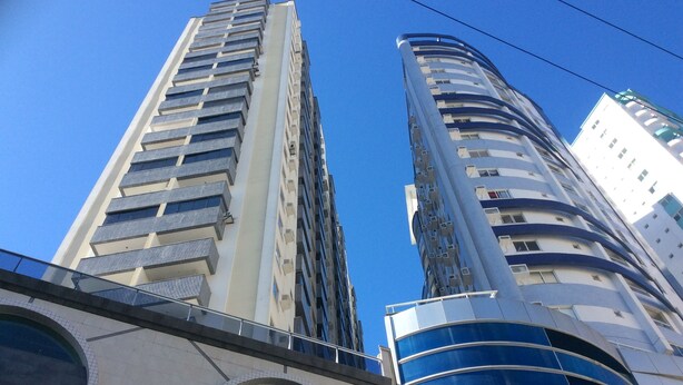 Dos rascacielos con un cielo despejado.