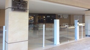 Entrada de hotel con un cartel que dice "Caminito Edificio Las Vegas".