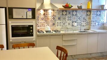 Geladeira, micro-ondas, fogão, cooktop