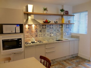 Geladeira, micro-ondas, fogão, cooktop