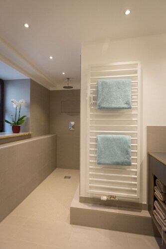 Newly Renovated! Perfect home away in Munich.