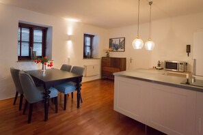 Dining - Newly Renovated! Perfect home away in Munich. (Munich)