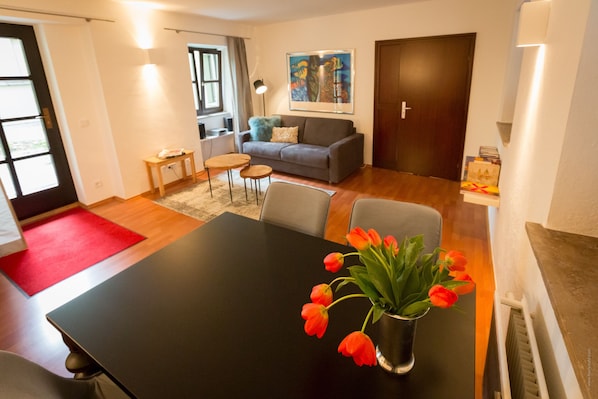 TV, DVD player, books, stereo - Newly Renovated! Perfect home away in Munich. (Munich)