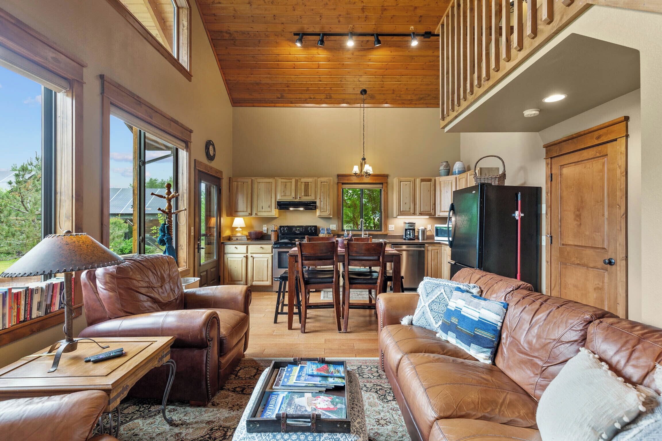 Smart TV, fireplace, Netflix, Hulu