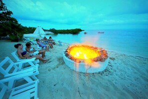 Plage, chaises longues, serviettes de plage