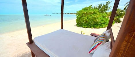 Plage, chaises longues, serviettes de plage