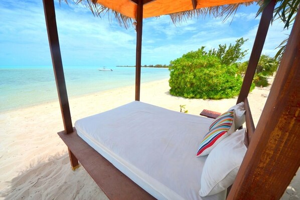 Plage, chaises longues, serviettes de plage