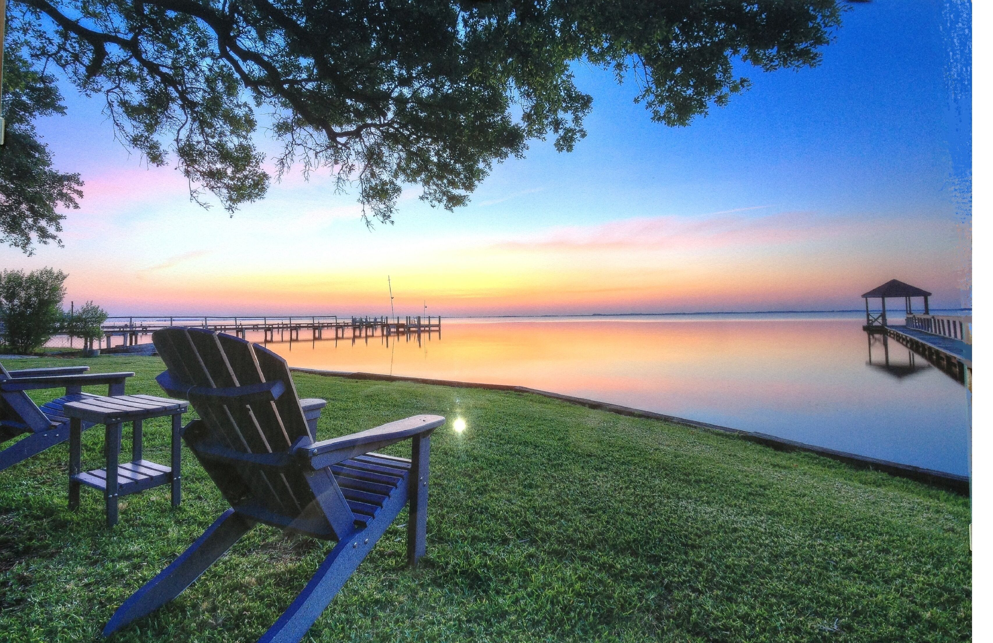 Beautiful Soundfront Home with Currituck Lighthouse View
