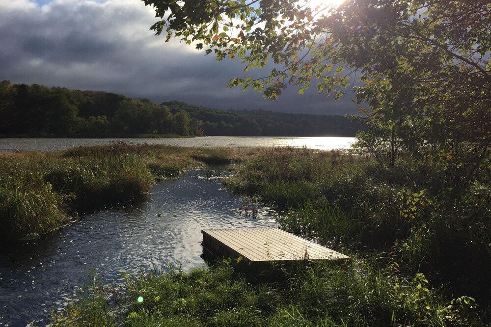 Private - Cozy - Lake Front Cottage - Lake Access, family friendly & fire pit