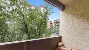 Ein Balkon mit Blick auf Bäume und Gebäude.