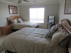 3 bedrooms, desk, iron/ironing board, free WiFi