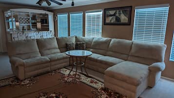 Una televisión, libros, un reproductor estéreo, una oficina