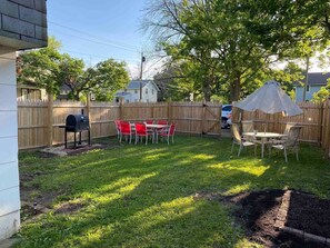 Outdoor dining - Large Home Accommodates Up To 15 In Niagara USA (Niagara Falls)