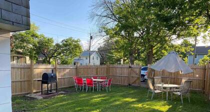 Large Home Accommodates Up To 15 In Niagara USA