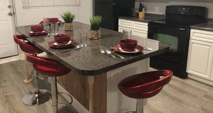 Large Home Accommodates Up To 15 In Niagara USA