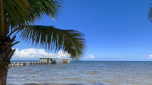 Sulla spiaggia, lettini da mare, teli da spiaggia