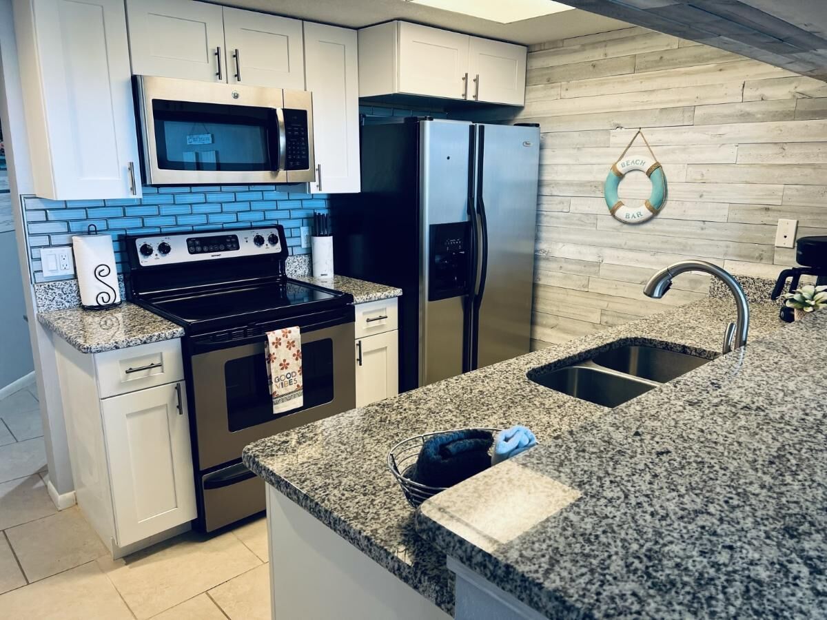Coastal Retreat: 2B/2B Direct Ocean Front Condo